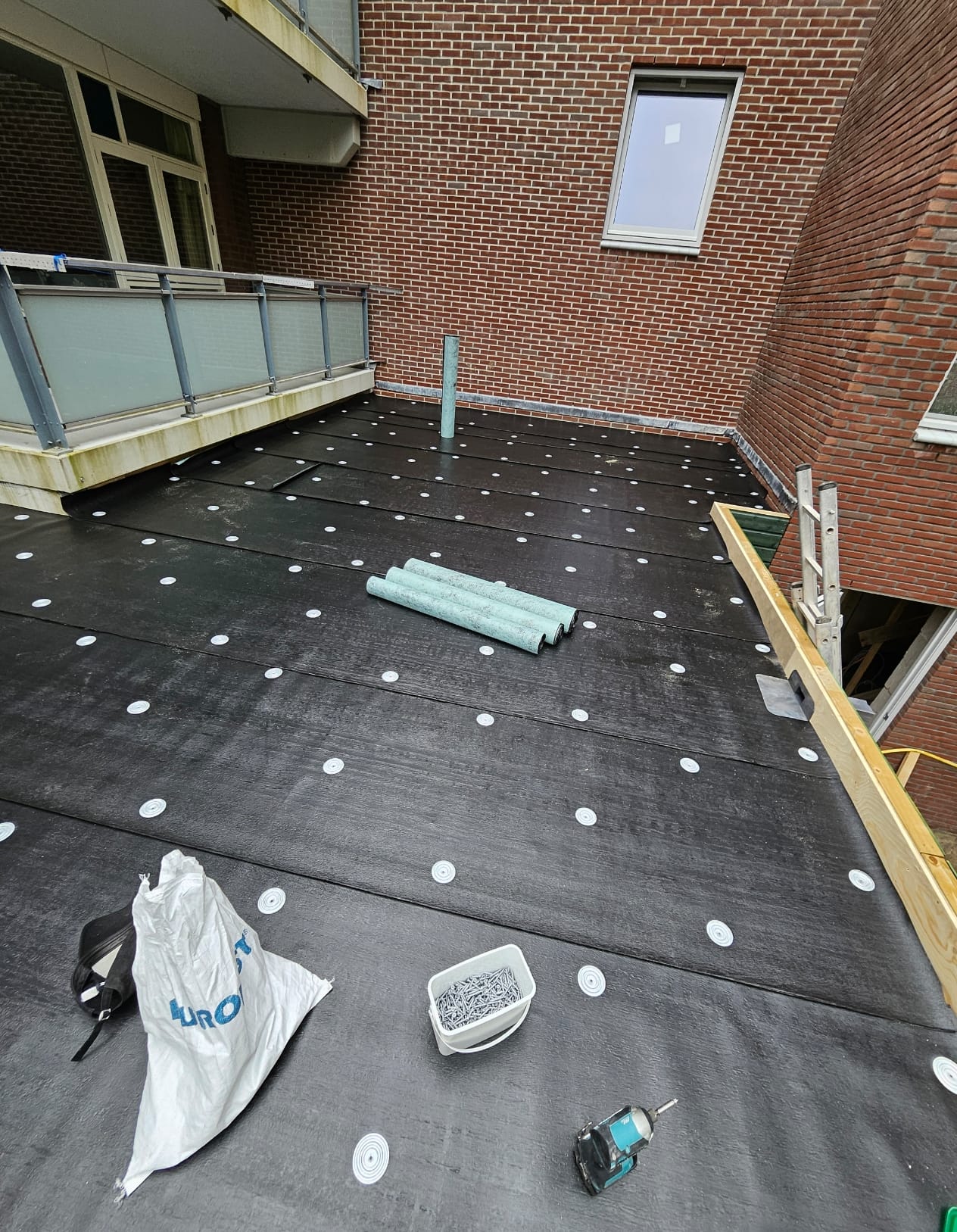 Bitumineus plat dak installatie