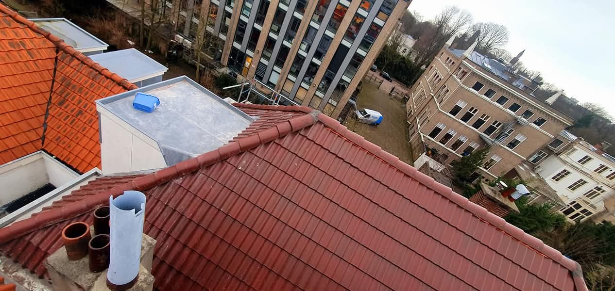 Pannendak renovatie Den Haag met stadsuitzicht